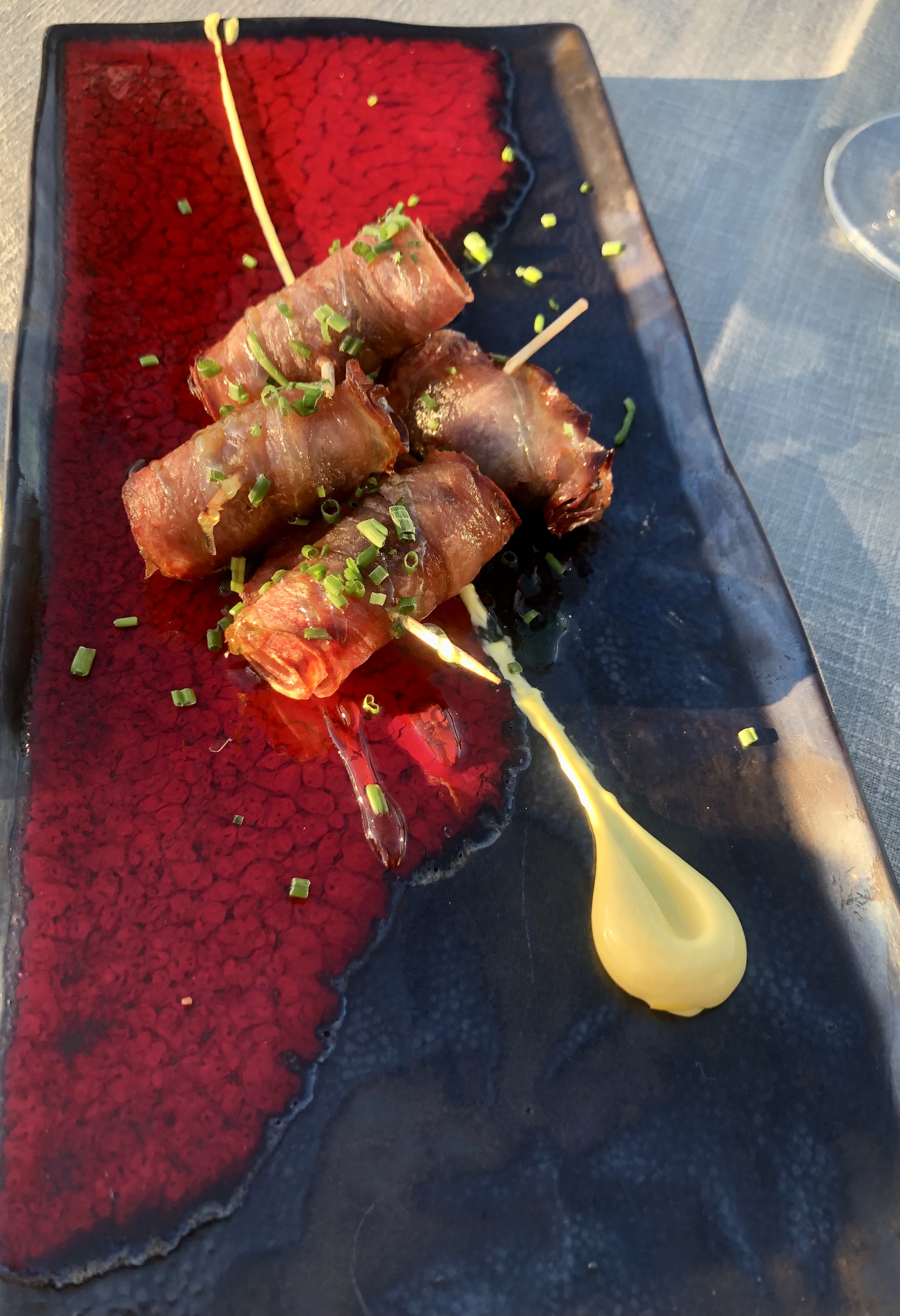 Aperitivo de Datiles con bacon. Restaurante Lacus